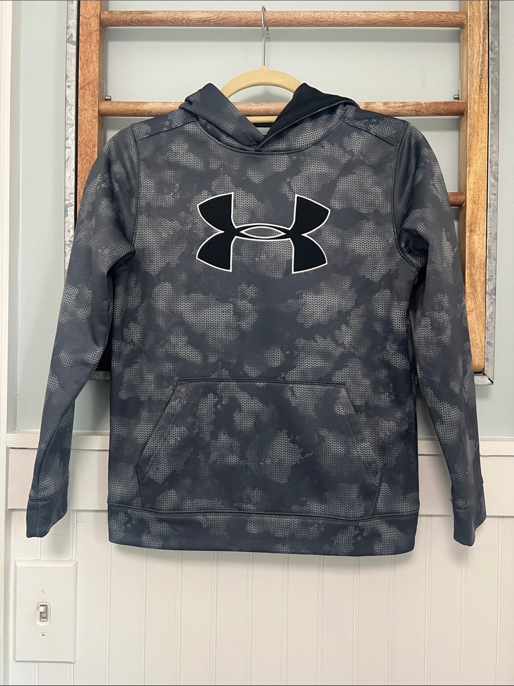 Boys under Armour storm, pullover hoodie size medium grey camouflage